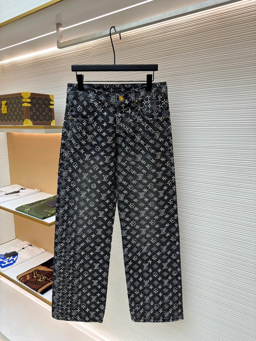LOUIS VUITTON presbyopic rhinestone jacquard jeans ●Original version: 130000 purchased and developed ●Item number: 1681010-C10 ●Fabric: denim fabric ●Technology: jacquard rhinestone production ●Version: fitted version ●Weight: about 1050 grams ●Size: 30-32-34-36 ●Description: The fabric is sewn from denim, with a Monogram jacquard pattern printed all over, and diamond decorations using hot-drilling techniques to form the brand’s classic pattern. The waist is distressed and flocked leather, and the hardware is molded. The overall routing is straight and delicate, the fabric is comfortable and soft, and the color is consistent without color difference. It can be matched with the same style to create a fashionable look and control various occasions. Customized accessories, complete with three standards, the same style for men and women.